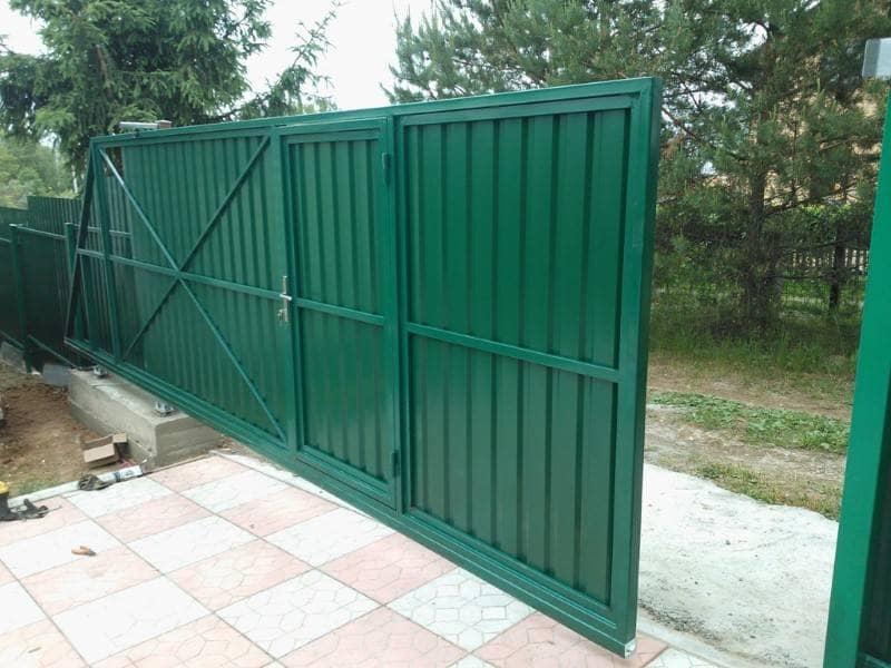 Забор с раздвижными воротами и калиткой фото