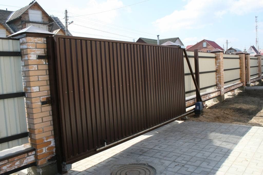Забор с раздвижными воротами и калиткой фото